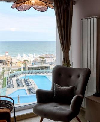 Mamaia-Sat Apartment | Japandi Queen Std - Infinity Pool & Spa Resort