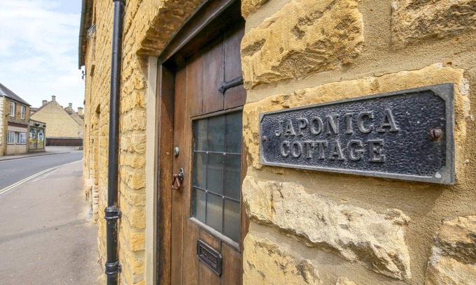 Bourton Cottage | JAPONICA COTTAGE, pet friendly, with a garden in Bourton-On-The-Water
