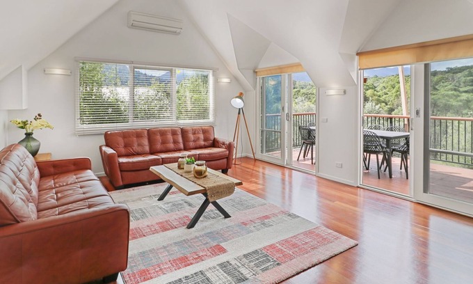 Merrijig House | Jarrah Lodge - Sleeps 10 - Merrijig