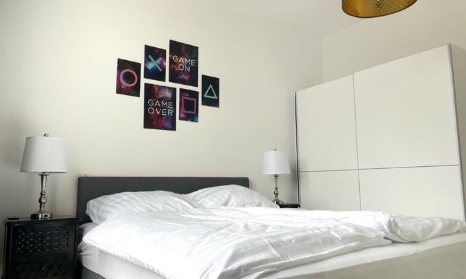 Dortmund Apartment | JayBnB - Gaming Apartment PS5 65 Zoll 4K TV Wohnung mit Balkon