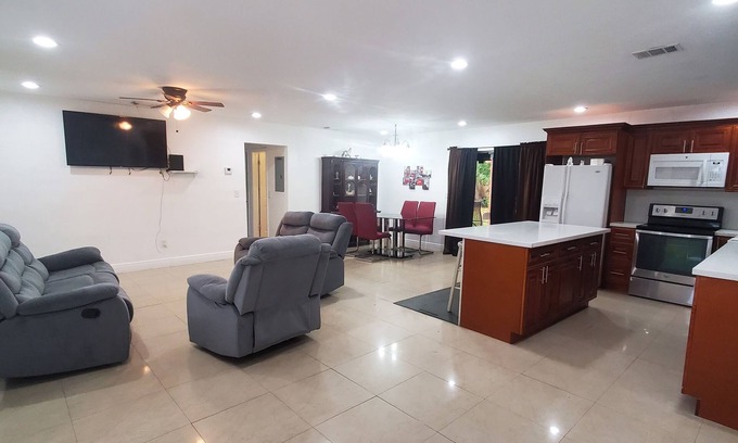 Miami Gardens House | Jazzy Escapes (with pool) near Hard Rock Stadium