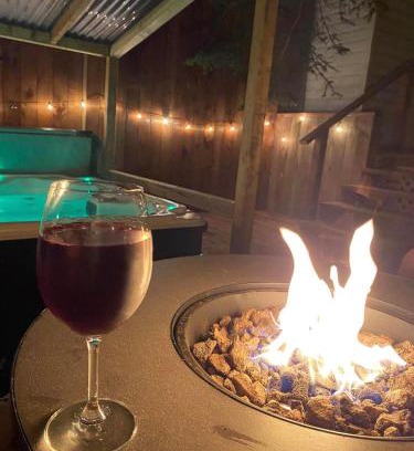 Lewisporte House | Jeans Place A Hot tub Oasis
