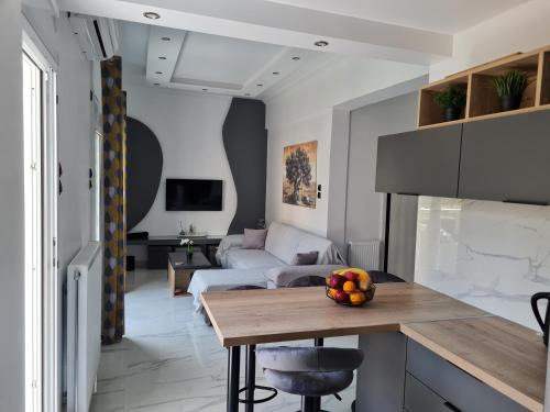 Makrigianni Apartment | Jenny's Dream Home -Acropolis Lux 2 Bedroom Apt, with Hot Tub, free Netflix, fast Wifi