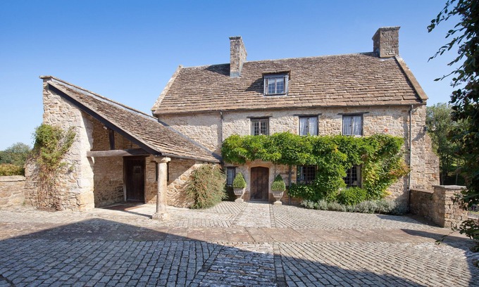 Sherborne House | Jerards Dairy - sleeps 8 guests in 4 bedrooms