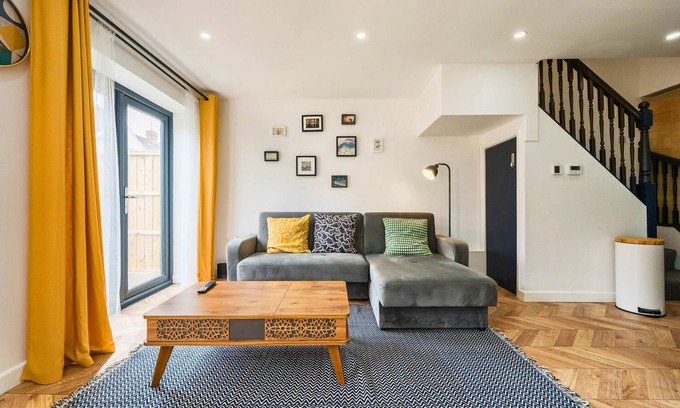 Hanham House | Jersey King - Stylish Bristol House!