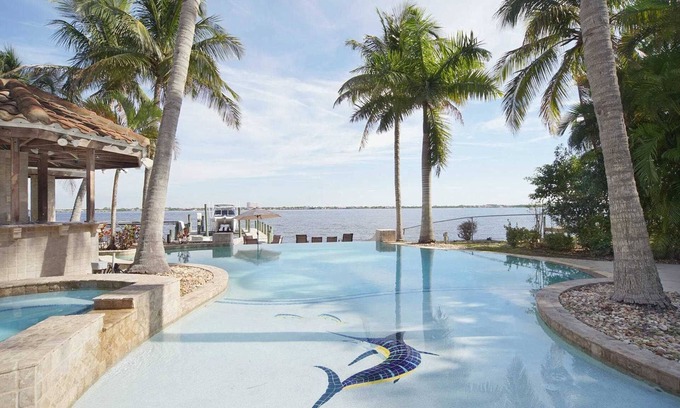 Yacht Club House | Jewel on the River
