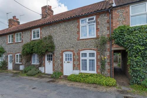 Holt House | Jims Cottage