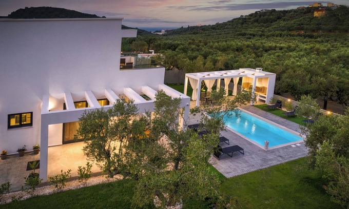 Neromilos Villa | Johnny's White Luxury Villa
