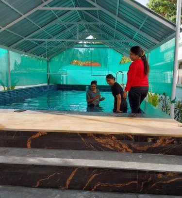 Sea View Ward House | Johnson's Homestay With Pool & Ecohouseboat near town beach