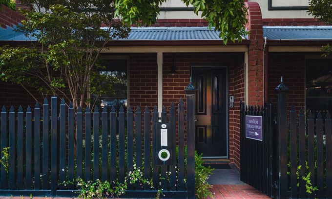 Castlemaine House | Johnstone Terrace, Winner of 2012 HIA award for best villa development.Gorgeous luxury House.