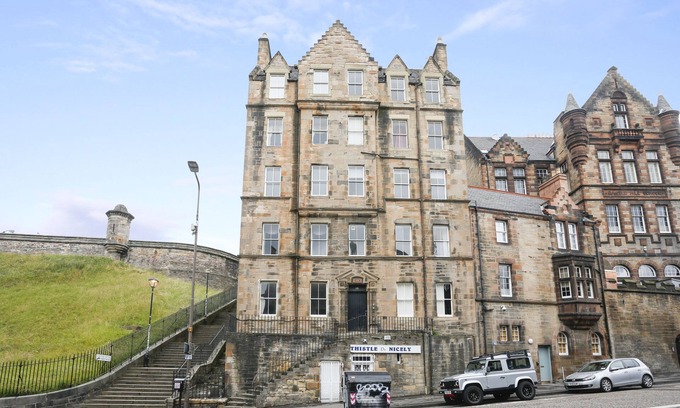 Old Town Apartment | JOIVY Bright 2Br Apt W/Stunning View, Next To Edinburgh Castle