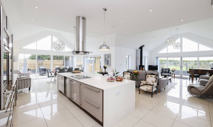 Kinross House | JOIVY Luxurious & Spacious 3BR House with a Hot Tub
