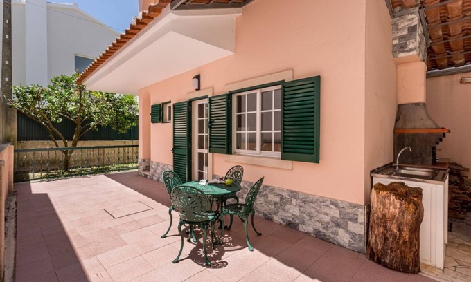 Charneca de Caparica e Sobreda House | JOIVy Superb house w/garden & patio