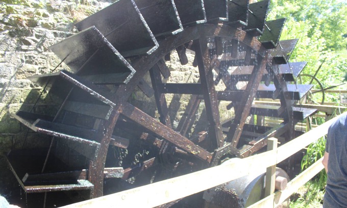 Pommerit-le-Vicomte Cottage | Jolie longére moulin à eau avec roue en action.