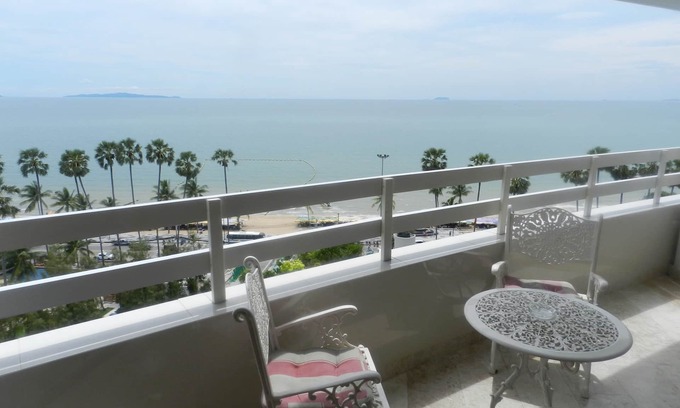 Jomtien Apartment | Jomtien PLAZA Condotel. Front the sea, sleeps 4