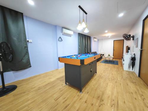 Empat Apartment | Jonker 14-18pax 3BR, KTV Room, Dart & Snooker