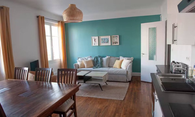 Rive Droite Apartment | Joyeux apartment with private parking