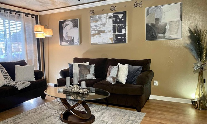 Shreveport House | Joyful 3 bedroom with fireplace. Centralized location
