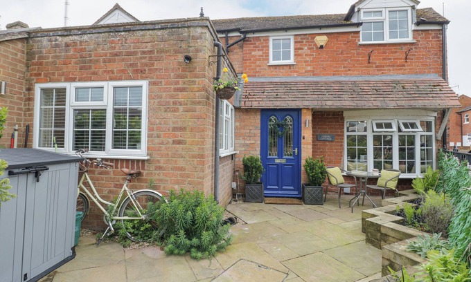 Stratford-upon-Avon Cottage | JUBILEE COTTAGE, pet friendly, with a garden in Tiddington