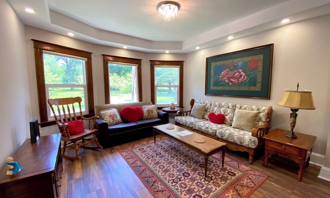 Thorold House | Juju’s house - Modern Vintage Rental unit at downtown Thorold