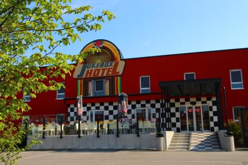 Chvalovice Hotel | Jukebox Hotel