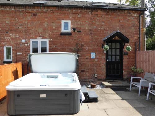 Saintbury House | Juliet Cottage HOT TUB Sleeps 3 Singles or Double