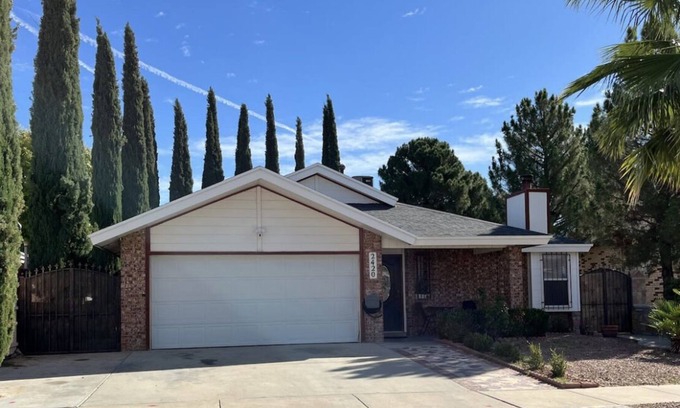 Biggs Field House | Juliette’s place for 8 guests 3 bedrooms/ 2 bath’s, 5 beds, private backyard