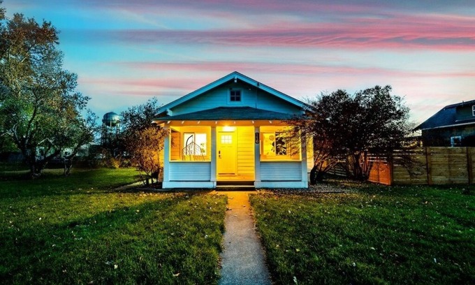 College Place House | Jungalow Bungalow w/hot tub right across from WWU, close to downtown and shops!