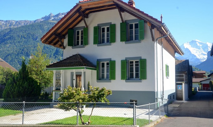 Matten bei Interlaken House | Jungfrau Family Holiday Home, 5 bedrooms, sleeps 10, garden, BBQ, and parking