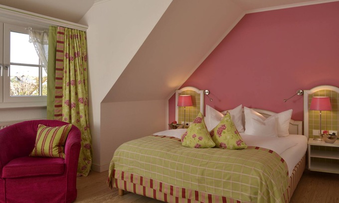 Erpfingen Apartment | Junior suite Wiesenberg, 28 sqm, bathroom with bathtub