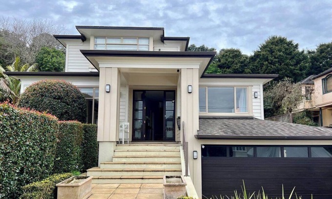 Devonport House | Just steps away from the beach!