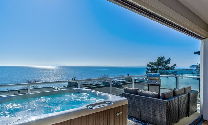 White Rock House | Just steps from the beach! East Beach White Rock!
