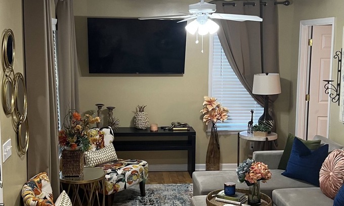 Darien Cottage | Kallie’s Cottage 5 minute walk to waterfront