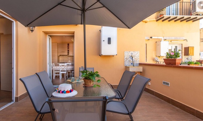 Kalsa Apartment | Kalsa Apartment with Terrace by Wonderful Italy