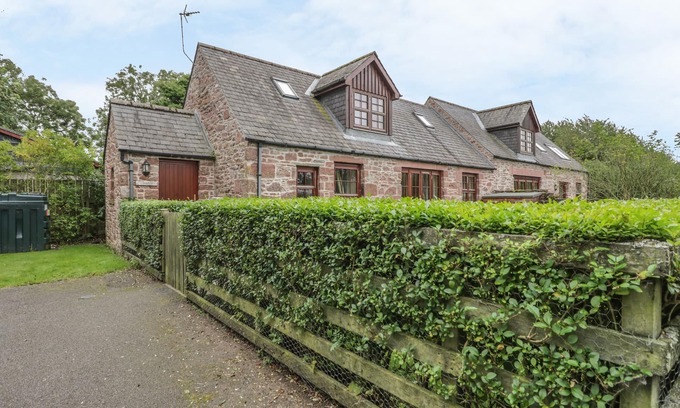 Kirriemuir Cottage | KAMBA COTTAGE, pet friendly, with a garden in Kirriemuir