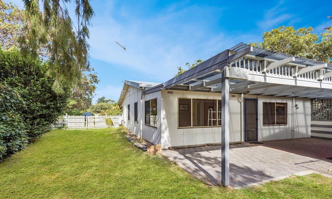 Raymond Island House | Kambera House - Quaint 3 bedroom holiday accommodation close to the water
