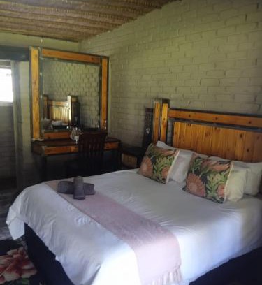 Vryburg Cabin | Kameelboom Lodge