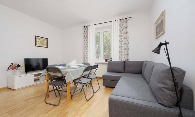 Praga Poludnie Apartment | Kamionkowska 7 | Warszawa | Family Apartment | Desk | Bathtub