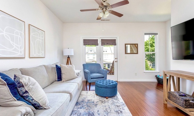 Umstead House | Kamp Koral - Walk to Umstead; 5 Mi. to Airport; Lenovo Center; 2 Kings; Quiet