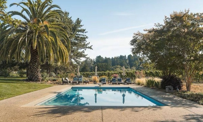 Sebastopol House | KANZLER Vineyard House with Hot Tub & Pool