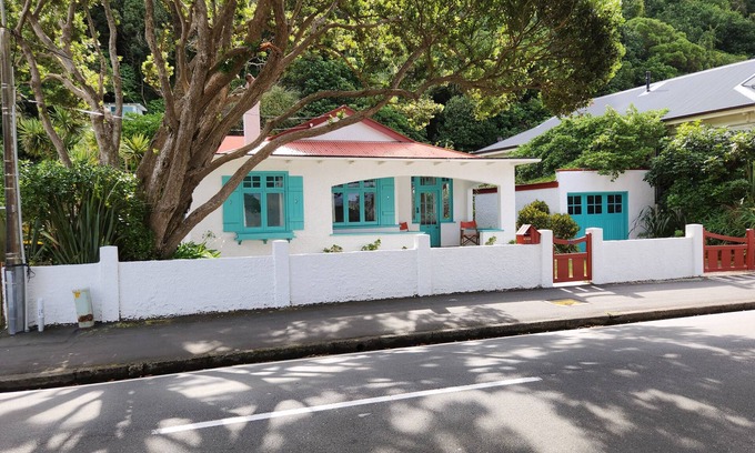 Wellington House | Karaka Bay Cottage – Waterfront 3 Bedroom Bach or Holiday Home