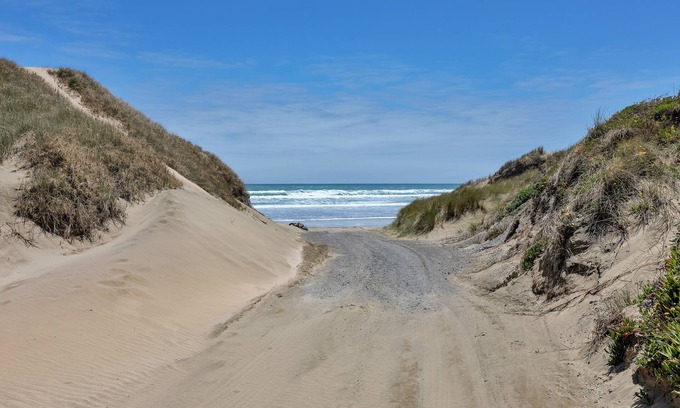 Northland House | Karo Hut B - Ninety Mile Beachfront Cabin