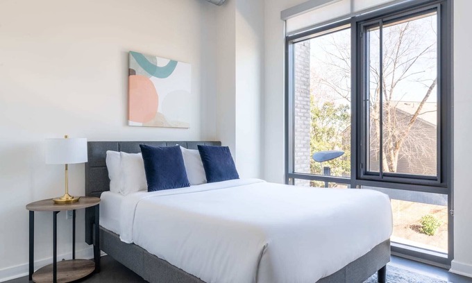 Del Ray Apartment | Kasa | Homey Studio + Rooftop Terrace | Alexandria