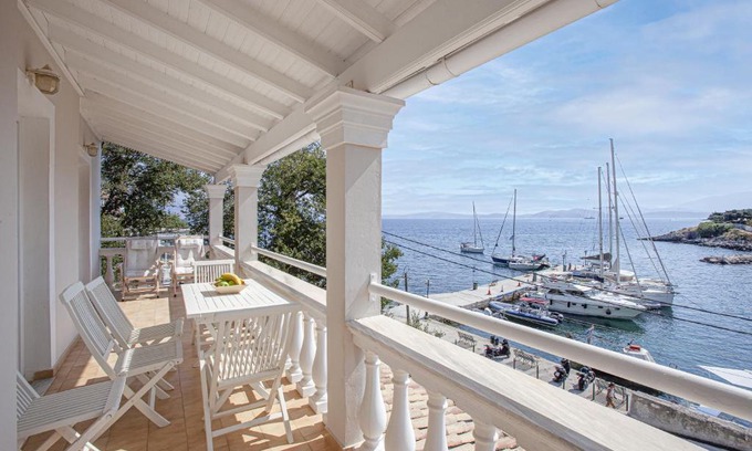Kassiopi Apartment | Kassiopi Seafront Elegant Apartments