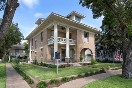 Smithville Bed & Breakfast | Katy House Bed and Breakfast