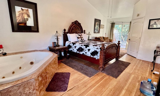 Three Rivers Apartment | Kaweah River Jacuzzi Room Studio