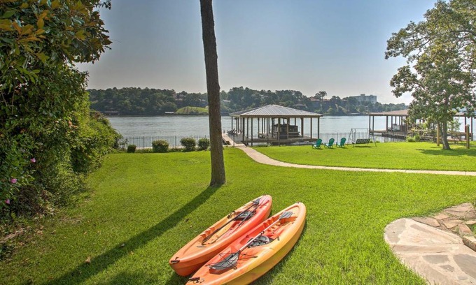 Rockwell House | Kayaks, Dock Waterfront Escape on Lake Hamilton!