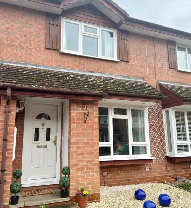 Horsham House | KB51 Charming 2 bed house in Horsham, pets very welcome and long stays with easy access to London, Brighton and Gatwick