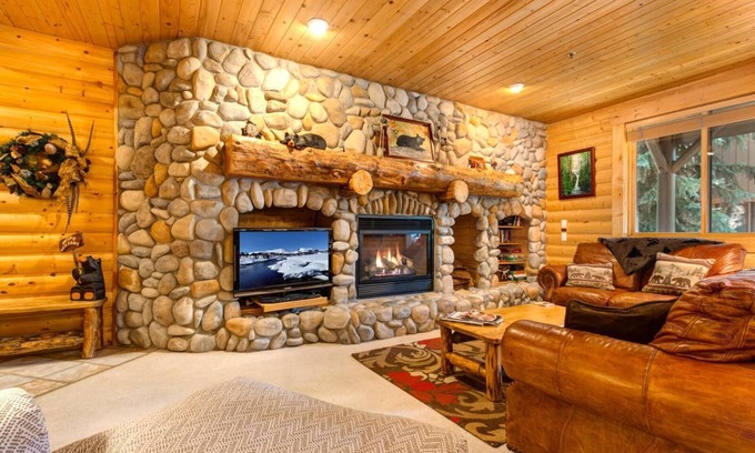 Deer Valley Condo | KBM Resorts | Black Bear Lodge | Walk to Deer Valley Slopes, Pri Hot Tub, 2BD/3BA! BBL-251