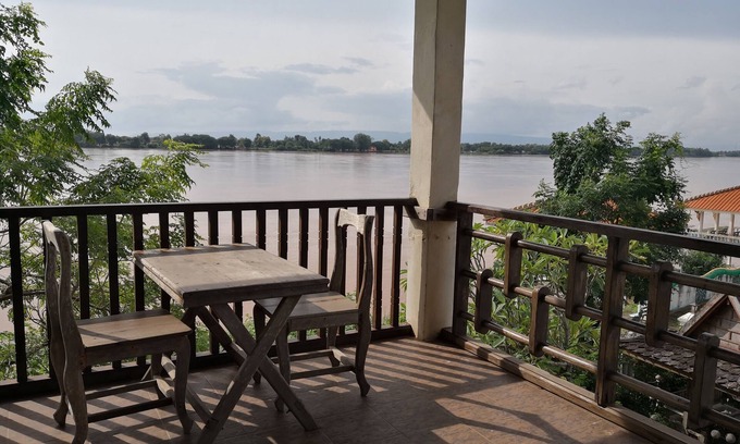 Phon Phisai House | Keerawan House Rim Khong